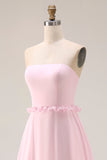 Rose rougissement Une robe longue de demoiselle d’honneur en chiffon bustier avec fente