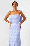 Robe longue jacquard en satin à onglés floraux sans bretelles bleu clair avec un grand nœud dans le dos