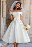 Une robe de mariée midi ivoire décalé avec un nœud