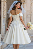 Une robe de mariée midi ivoire décalé avec un nœud
