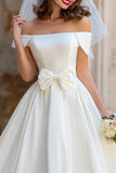 Une robe de mariée midi ivoire décalé avec un nœud