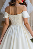 Une robe de mariée midi ivoire décalé avec un nœud