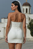 Robe de mariée courte moulante blanche sans anneaux et froncées