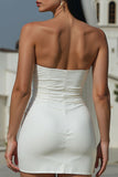 Robe de mariée courte moulante blanche sans anneaux et froncées