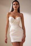 Robe de mariée courte blanche à décolleté cœur silhouette ajustée froncée