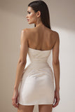 Robe de mariée courte blanche à décolleté cœur silhouette ajustée froncée