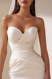 Robe de mariée courte blanche à décolleté cœur silhouette ajustée froncée