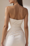 Robe de mariée courte blanche à décolleté cœur silhouette ajustée froncée