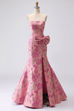 Robe de bal longue en Jacquard sans bretelles en fuchsia avec fente de sirène sirène en fuchsia