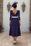 Robe midi midi marme de la mariée à col en V bleu marine avec des appliqués