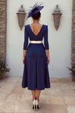 Robe midi midi marme de la mariée à col en V bleu marine avec des appliqués