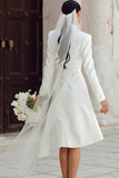 Robe de mariée en veste haute basse à revers en châle ivoire avec manches