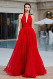 Une robe longue de tapis rouge en tulle plissé à dos nu, dos,