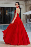 Une robe longue de tapis rouge en tulle plissé à dos nu, dos,
