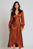 Satin rouille A Line à col en V pour robe formelle midi