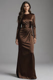 Robe formelle à manches longues froncées en satin en étui café