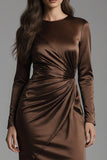 Robe formelle à manches longues froncées en satin en étui café