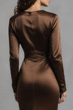 Robe formelle à manches longues froncées en satin en étui café