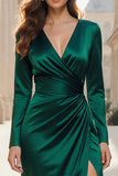 Robe formelle longue à col en V en satin vert foncé avec fente