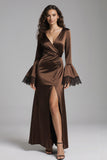 Robe formelle en satin café à col en V long avec fourreau et fente