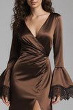 Robe formelle en satin café à col en V long avec fourreau et fente