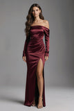 Robe formelle longue en satin à fourreau bordeaux décollée sur les épaules