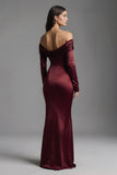 Robe formelle longue en satin à fourreau bordeaux décollée sur les épaules