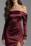 Robe formelle longue en satin à fourreau bordeaux décollée sur les épaules