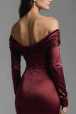 Robe formelle longue en satin à fourreau bordeaux décollée sur les épaules
