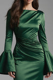 Robe longue formelle en satin vert foncé à col bateau