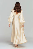Robe formelle longue en satin champagne à col en V