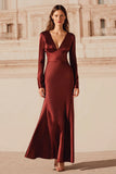 Longue robe formelle en satin bordeaux à col en V