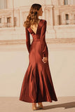Longue robe formelle en satin bordeaux à col en V