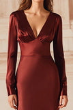 Longue robe formelle en satin bordeaux à col en V