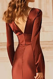 Longue robe formelle en satin bordeaux à col en V