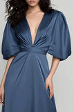 Robe formelle bleu foncé en satin à manches en V à manches bouffantes