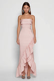 Robe longue en satin rose sans bretelles avec volants