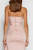 Robe longue en satin rose sans bretelles avec volants