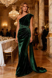 Robe longue formelle en velous vert foncé vert foncé à une épaule avec cape latérale