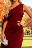 Robe formelle longue à fronçages sirène bourgogne avec une cape latérale