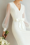 Robe de mariée blanche à manches longues à fourreau en V avec nœud