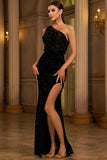 Robe de soirée noire longue à sequins sur une épaule avec fente