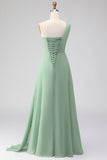 Robe de demoiselle d'honneur vert sauge à une épaule coupe trapèze et fente