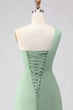 Robe de demoiselle d'honneur vert sauge à une épaule coupe trapèze et fente
