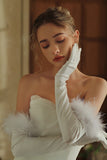 Gants de mariage longs en satin blanc avec des plumes