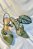 Talons hauts transparents à la cheville à bande verte ouverte avec fleur 3D