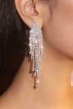 Boucles d’oreilles longues de bal argentées argentées à franges scintillantes avec des strass