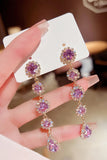 Boucles d’oreilles longues en forme de strass violets scintillants