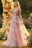 Blush Une robe de bal en tulle long à col carré brodée