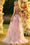 Blush Une robe de bal en tulle long à col carré brodée